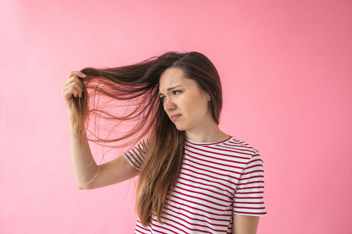 Capelli grassi alla base e secchi sulle punte