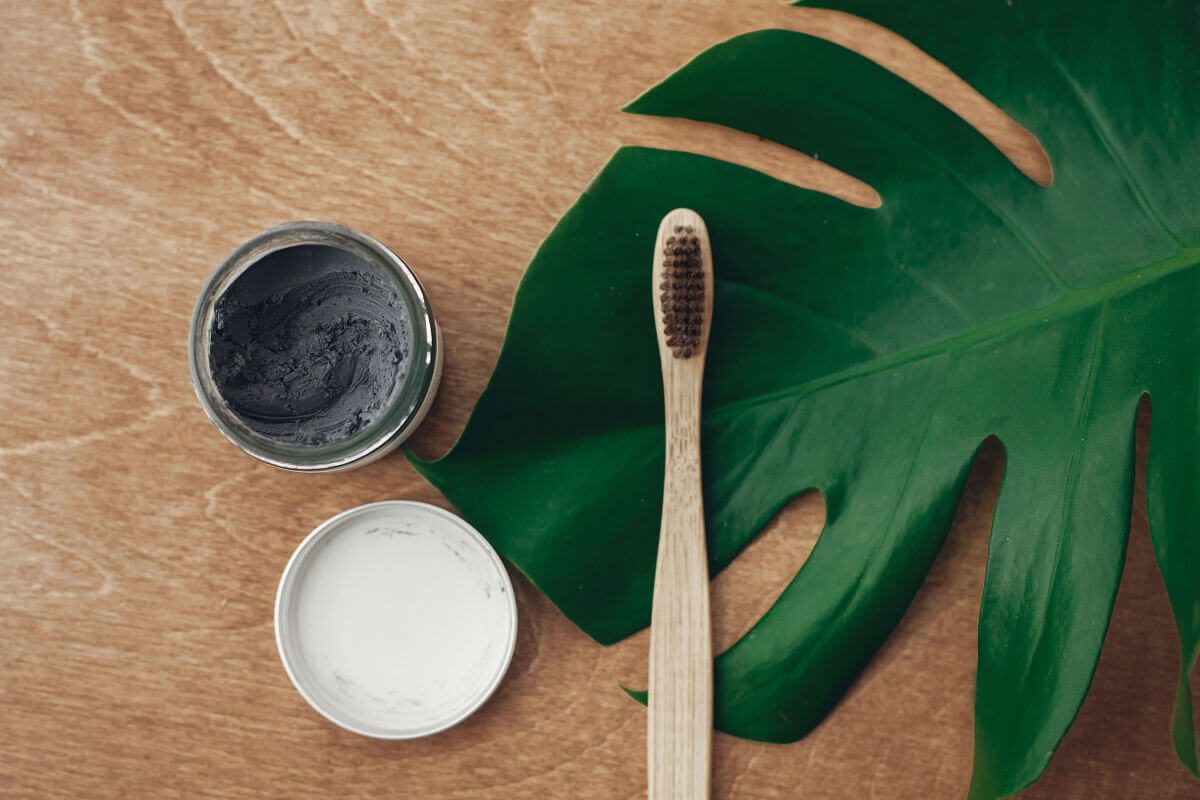 Carbone attivo per lo sbiancamento dei denti