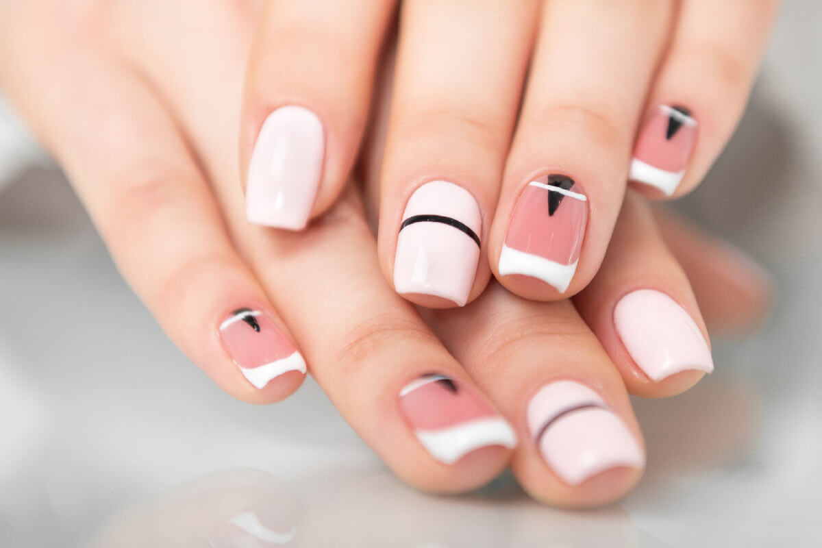 7. Unghie con Linee Sottili Oro e Argento: 10 idee per una nail art luccicante - wide 8