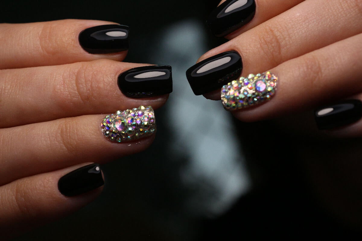 Nail art con perline, glitter e brillantini