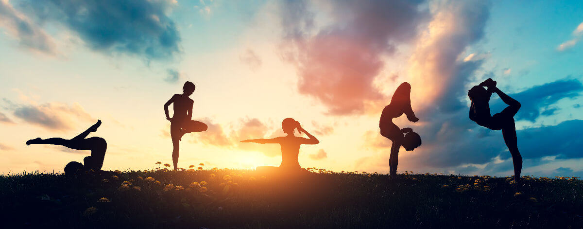 Quali sono le pose tipiche da eseguire sul tappetino per yoga
