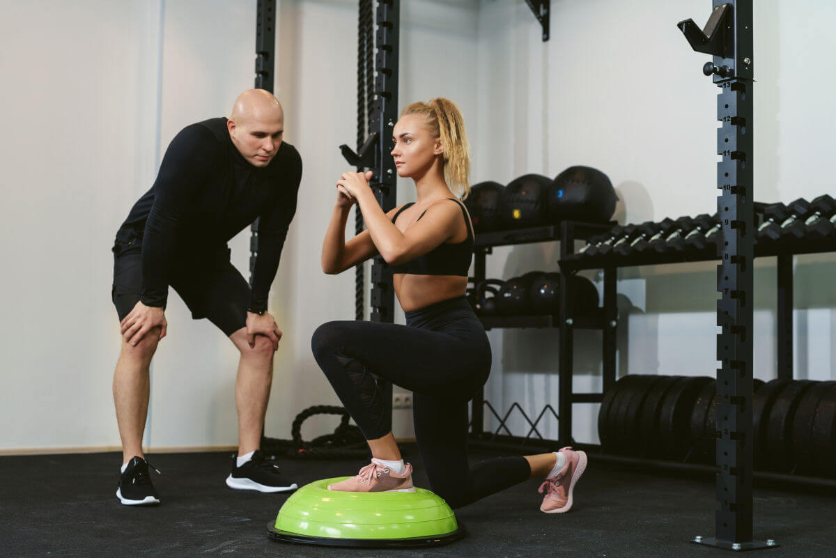 esercizi da eseguire con la balance board affondo frontale