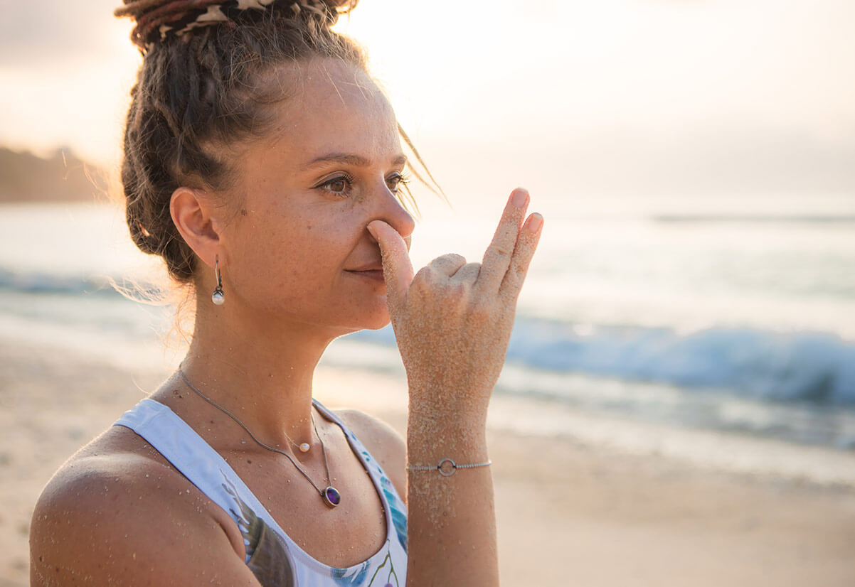 Chiudi la narice destra con il pollice destro