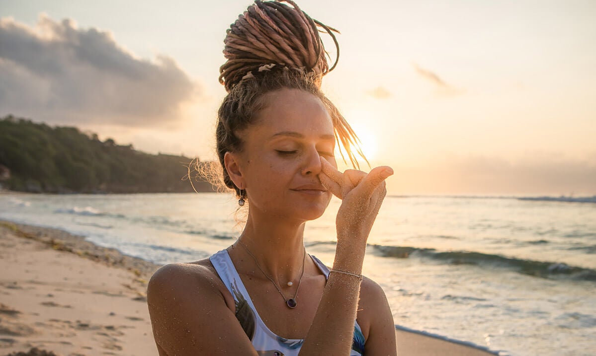 Chiudi la narice sinistra con l’anulare