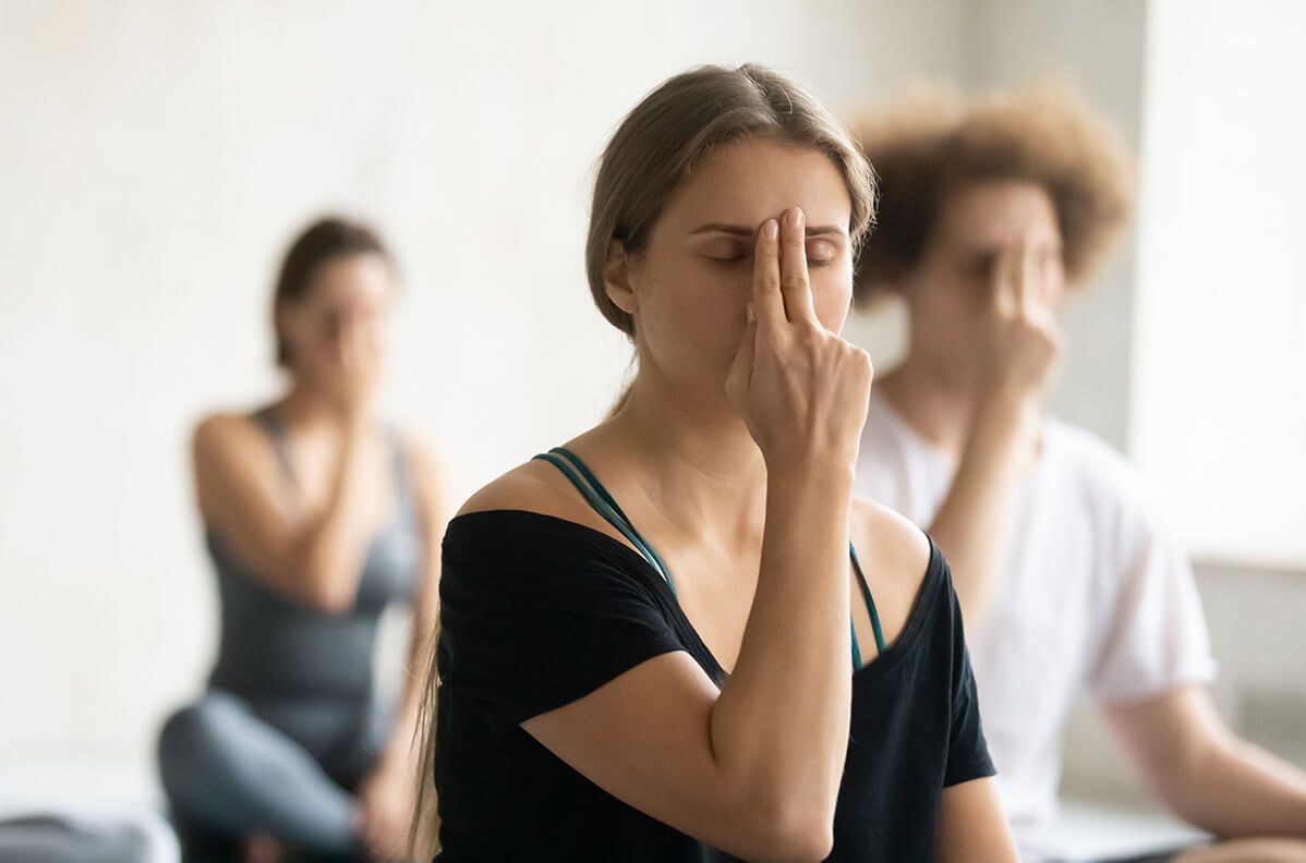 Posiziona la mano destra (nadi sodhana)