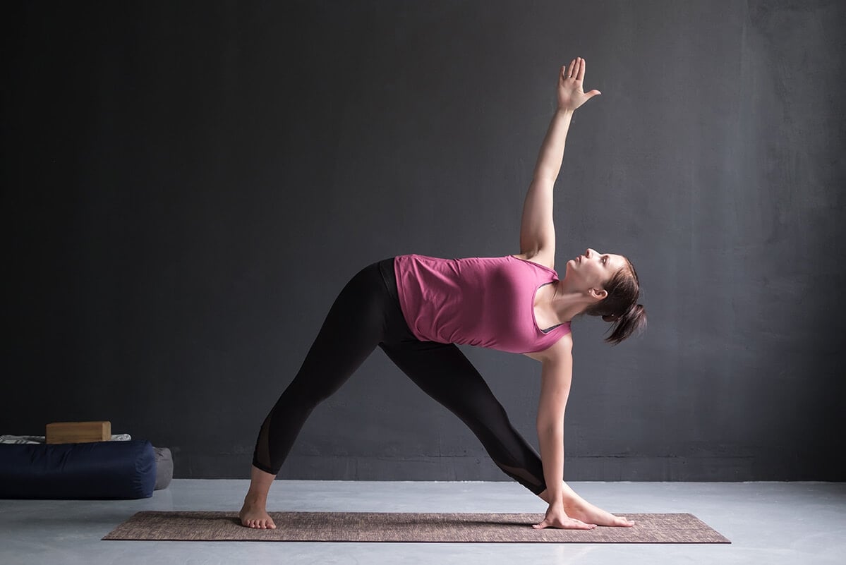 Trikonasana posa triangolo