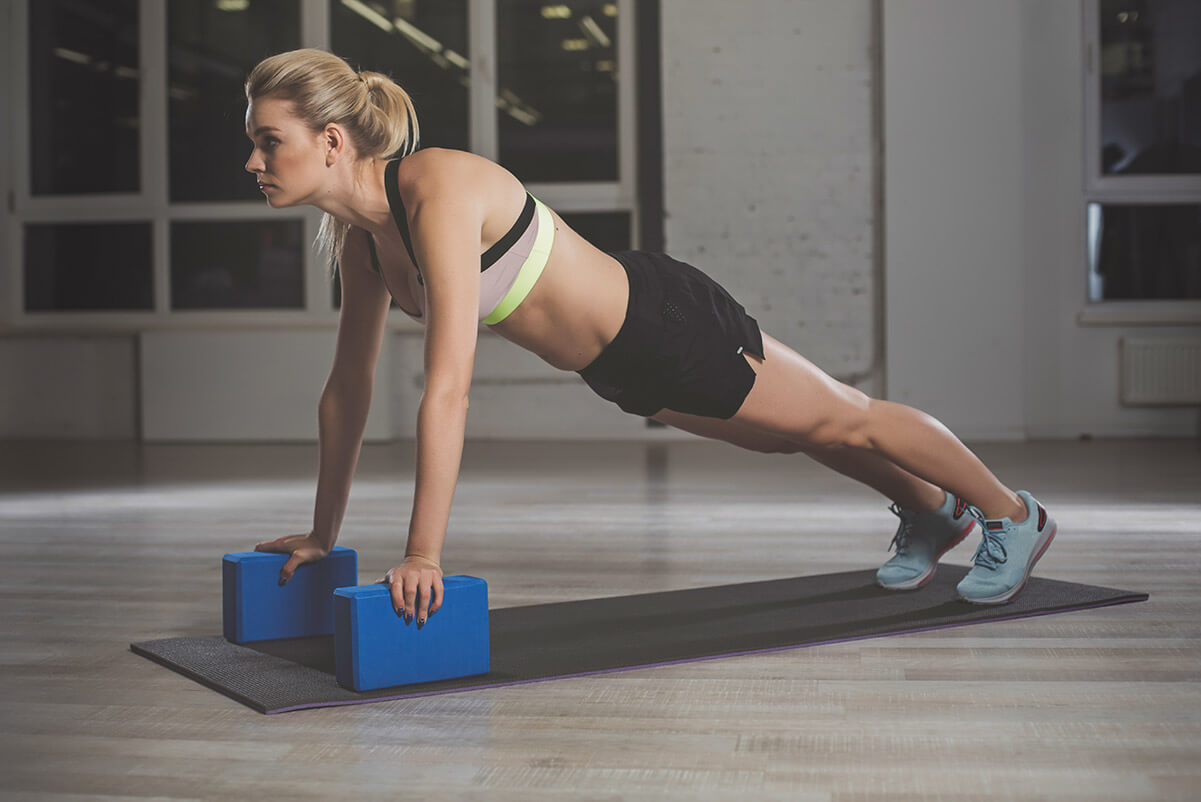 posizione della panca con i blocchi yoga