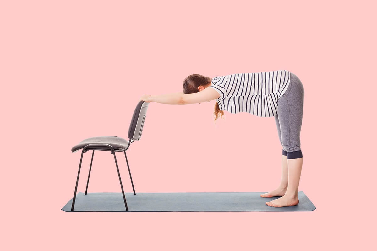 prasarita Padottanasana Piegamento in avanti con la sedia prasarita Padottanasana Piegamento in avanti con la sedia