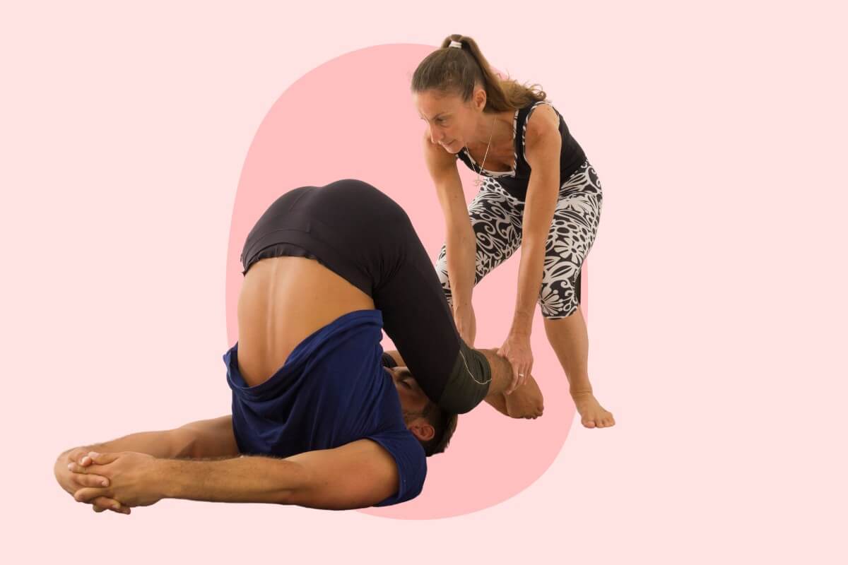 karnapidasana fatti aiutare karnapidasana fatti aiutare