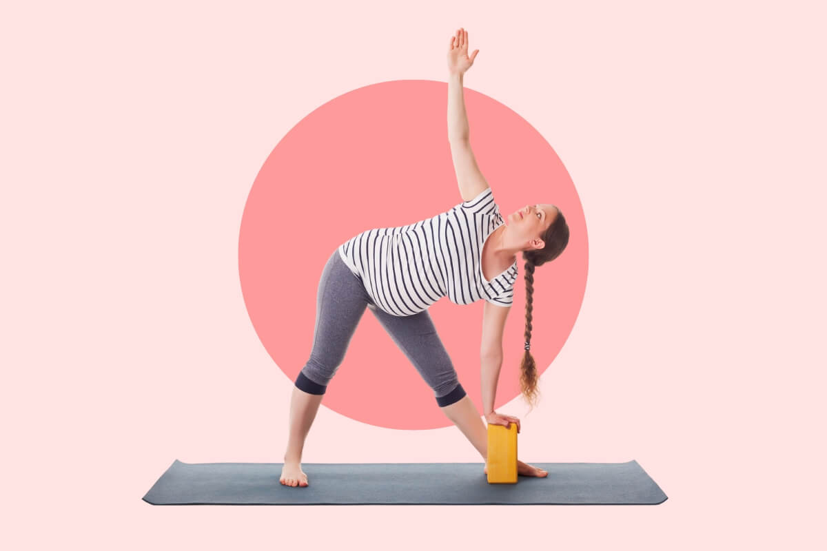 trikonasana posa del triangolo con blocco trikonasana posa del triangolo con blocco