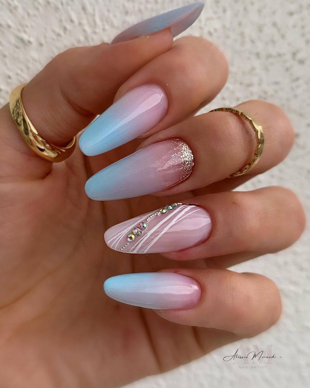 SFUMATURE AZZURRE E DECORAZIONI PREZIOSE