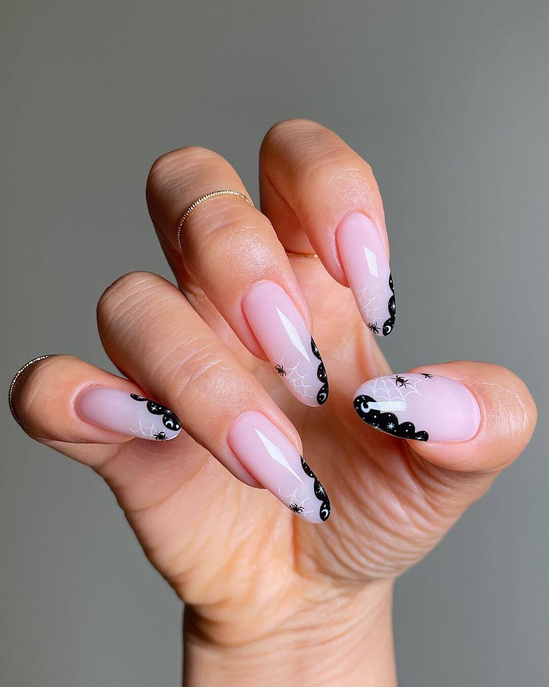 UNGHIE MILKY ED ELEGANTI, CON UN TOCCO DARK