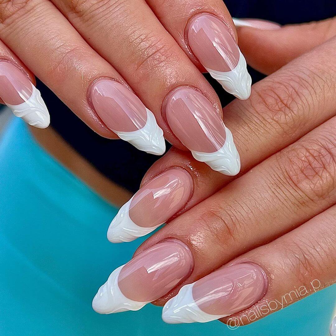 french a mandorla con dettagli 3D nailsbymia.p