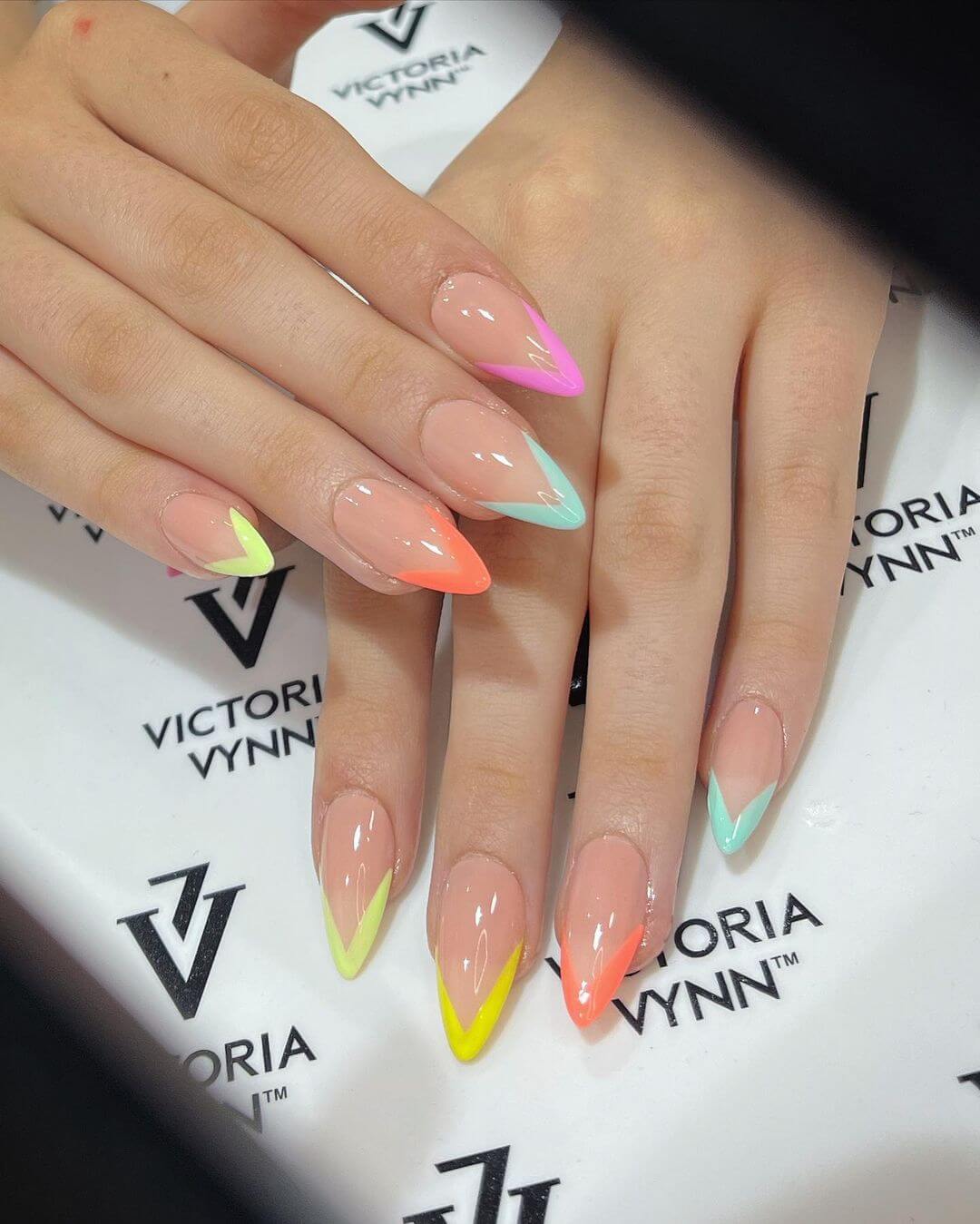 french multi color con forma a V @ghofe.ob