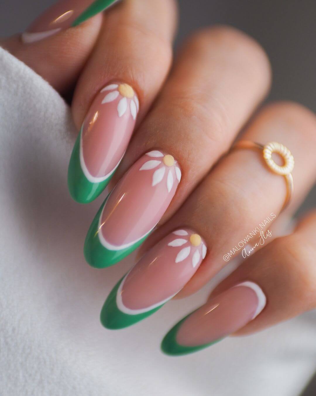 french verde e bianco con fiorellini malowanki.nails