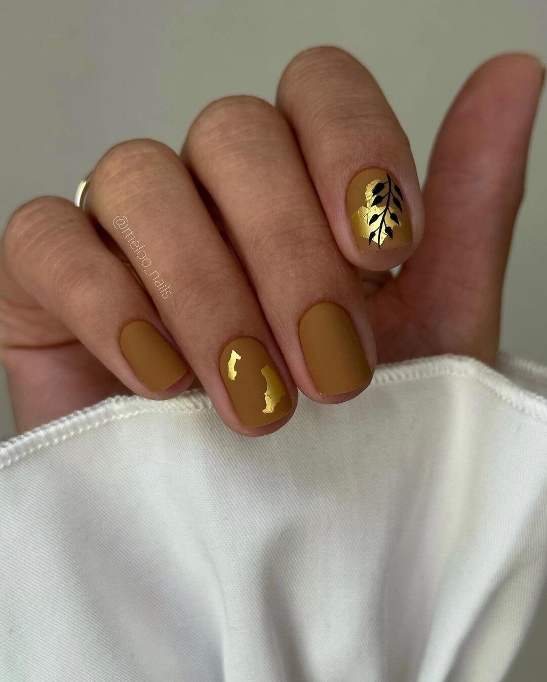 Opache con foglia d’oro meloo nails