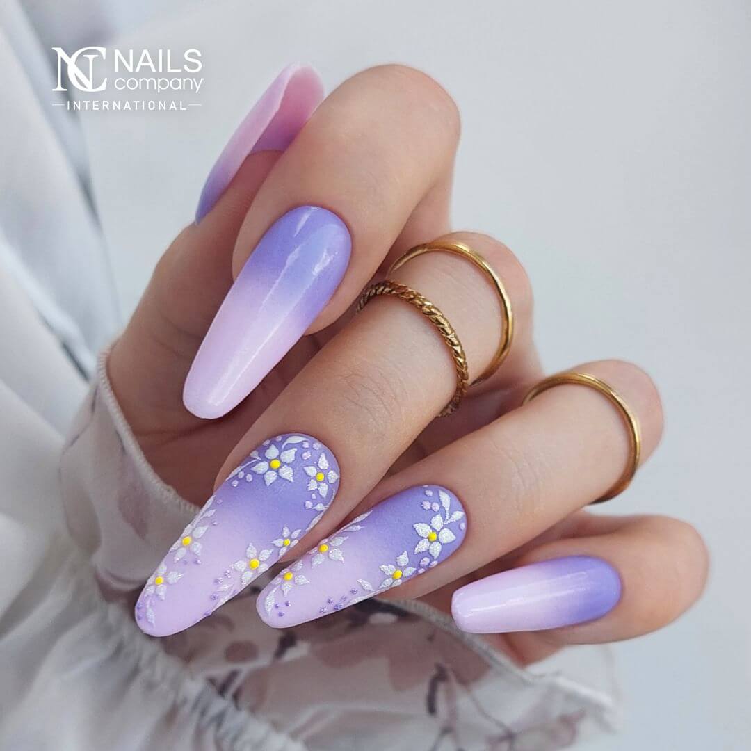 toni lavanda con decorazioni floreali